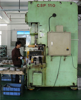 110噸氣動(dòng)沖床