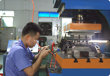 生產人員使用治具自檢